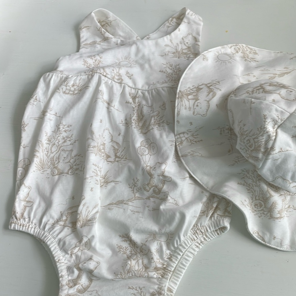New Baby Gap romper onesie with matching bonnet- unisex 6-12 months